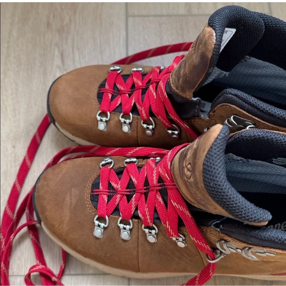 Danner women’s hiking boots - Picture 3 of 6